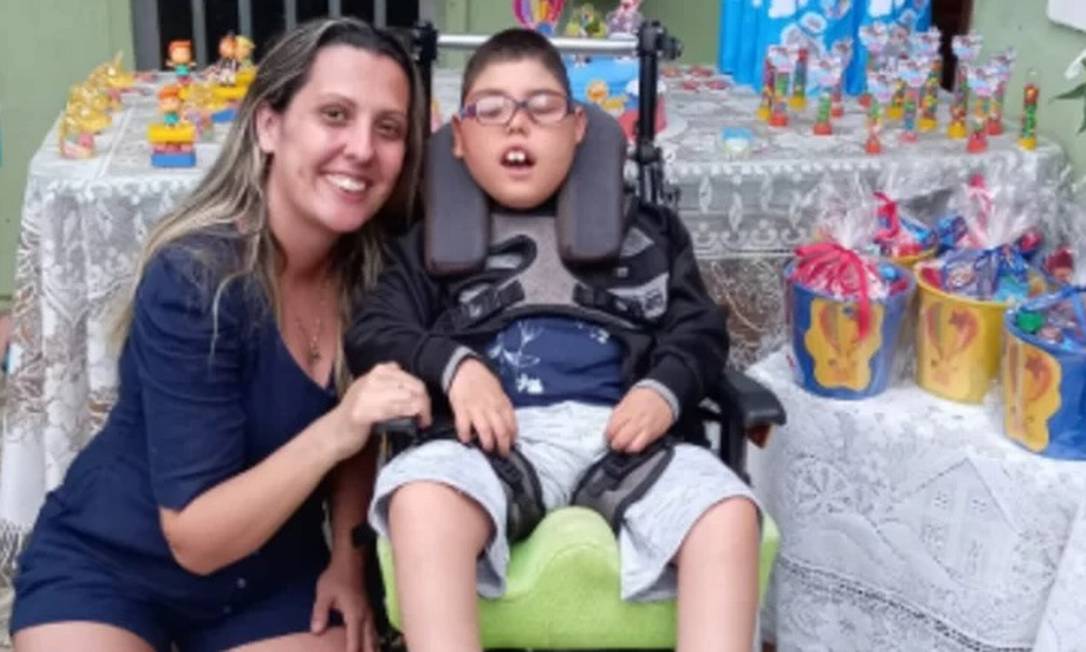 João Miguel, de 8 anos, e cadeira de rodas é o único meio de locomoção. Por isso, família tenta arrecadar R$ 18 mil Foto: Arquivo pessoal