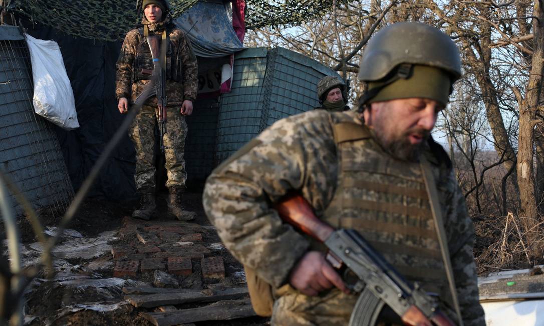 Militares do Exército ucraniano próximos da linha de frente nos arredores de Novohnativka, em Donetsk Foto: ANATOLII STEPANOV / AFP