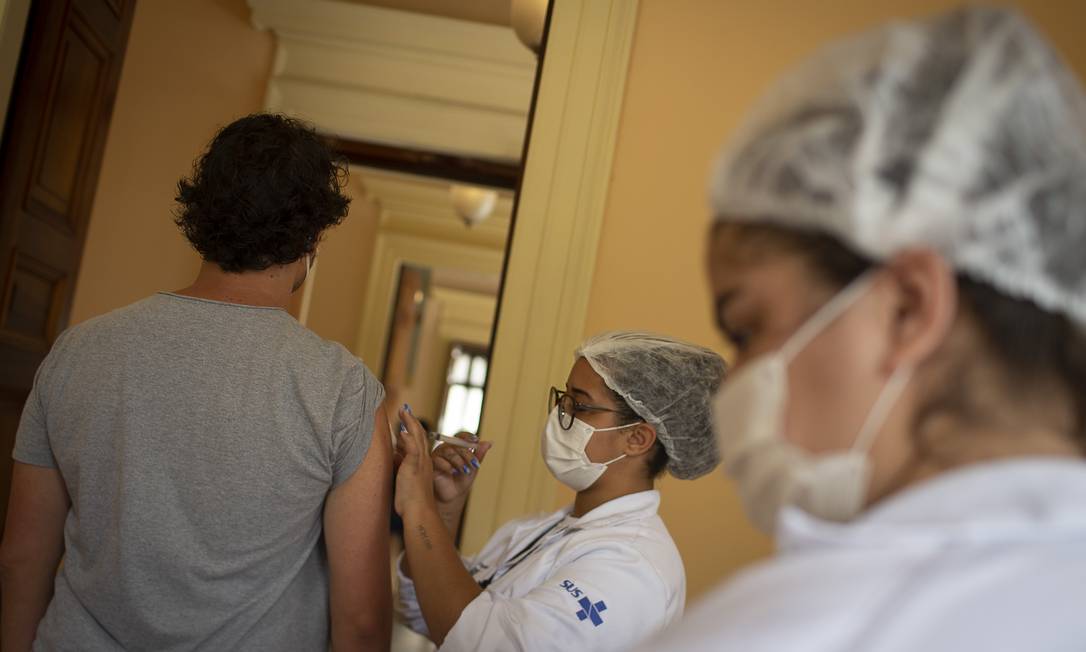 Vacinação para Covid-19 no posto do Palácio do Catete Foto: Márcia Foletto / Agência O Globo