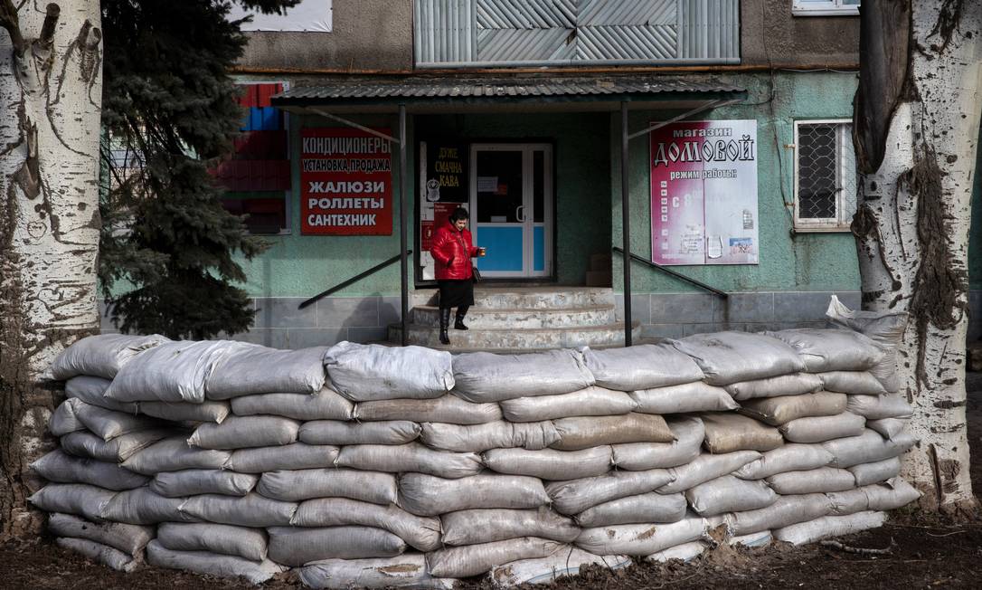 Barricada em Novoluhanske, no Leste da Ukraine: tensão na região cresce dia a dia Foto: TYLER HICKS / New York Times/20-02-2022