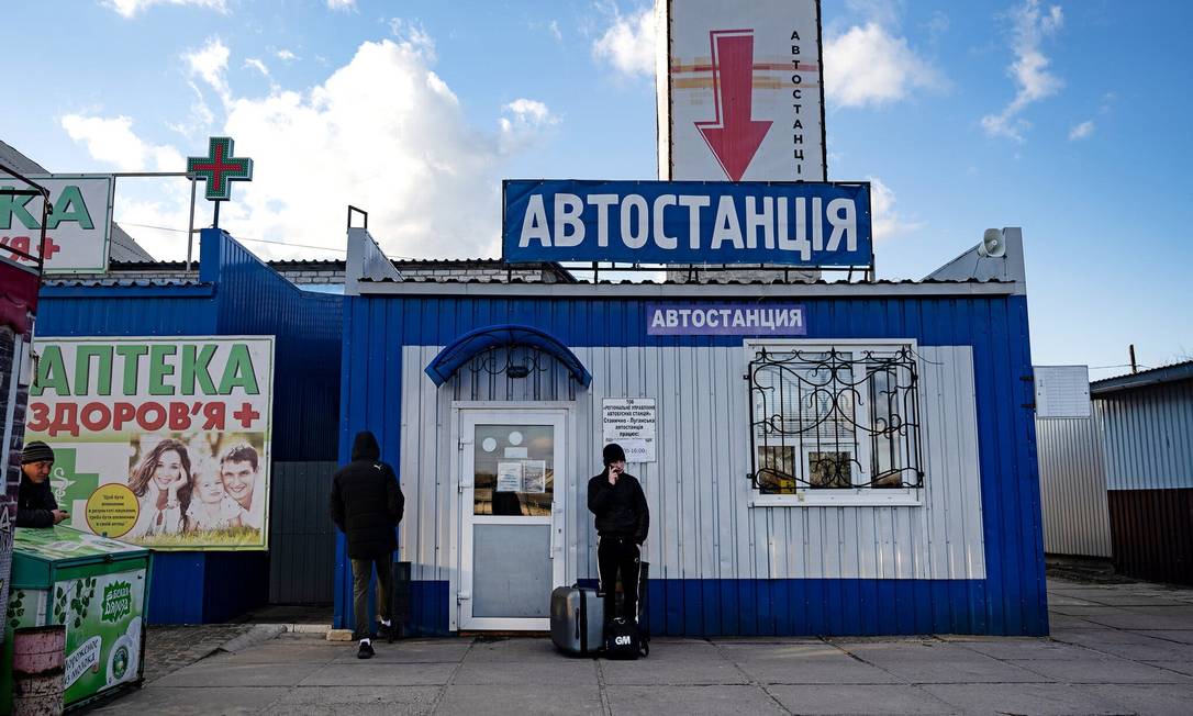 Gleb Yegorov, de 17 anos, na estação de ônibus em Stanytsia Luhanska. Ele disse que deixou o leste separatista da Ucrânia para escapar do alistamento militar Foto: Lynsey Addario / New York Times