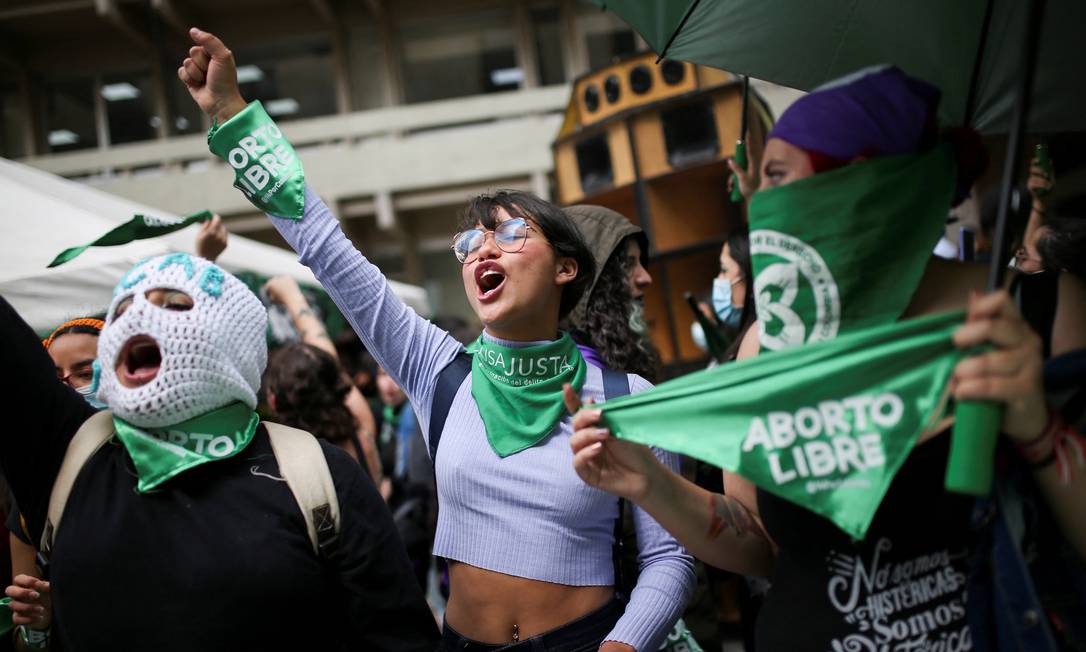 Mulheres comemoram decisão do Tribunal Constituconal da Colômbia de descriminalizar aborto até 24 semanas Foto: LUISA GONZALEZ / REUTERS