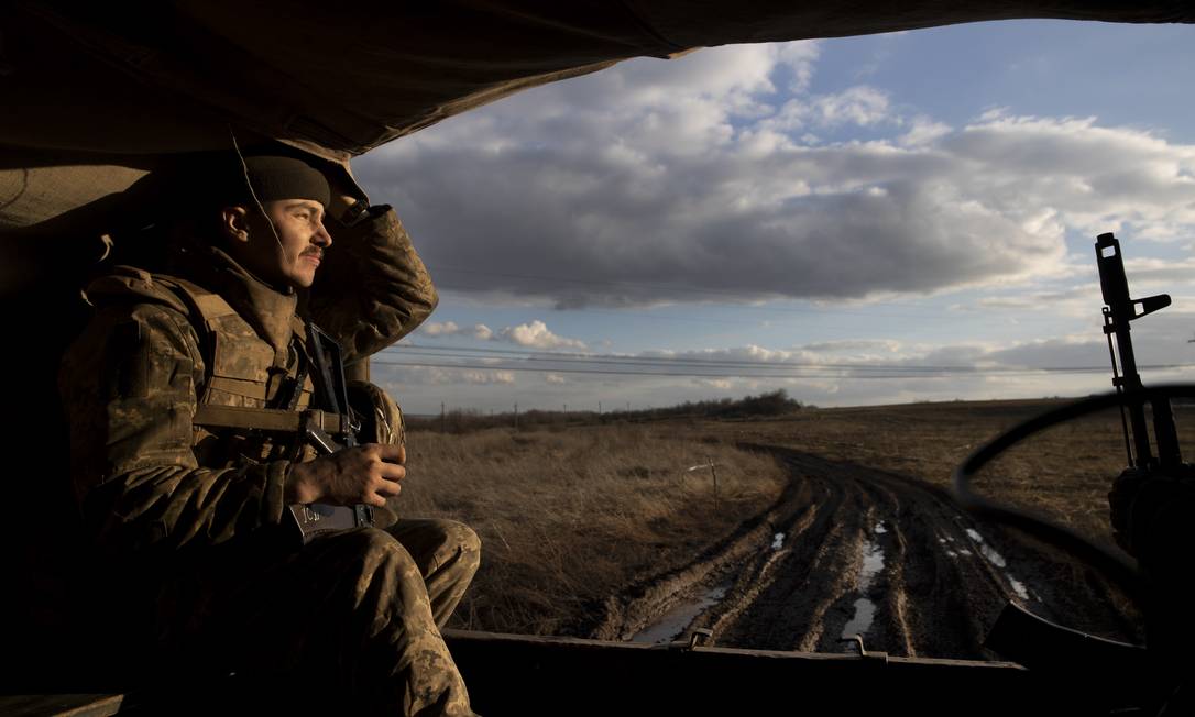 Soldado ucraniano descansa em caminhão na linha de frente em Novozvanivka Foto: TYLER HICKS / New York Times
