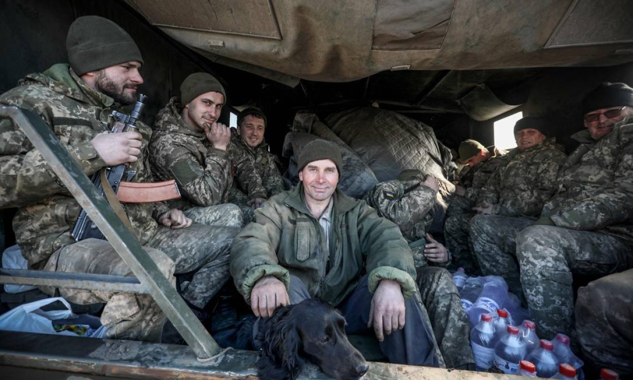 Militares das Forças Militares da Ucrânia sentam-se na traseira de um caminhão militar na cidade de Avdiivka, região de Donetsk, na linha de frente do leste da Ucrânia com separatistas apoiados pela Rússia. Os líderes rebeldes separatistas do leste da Ucrânia pediram ao presidente russo que reconheça a independência de seus territórios em um apelo coordenado Foto: ALEKSEY FILIPPOV / AFP