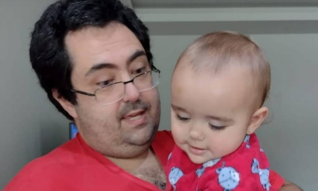 Alessandro com o filho, em foto publicada nas redes sociais em 2021 Foto: Reprodução das redes sociais