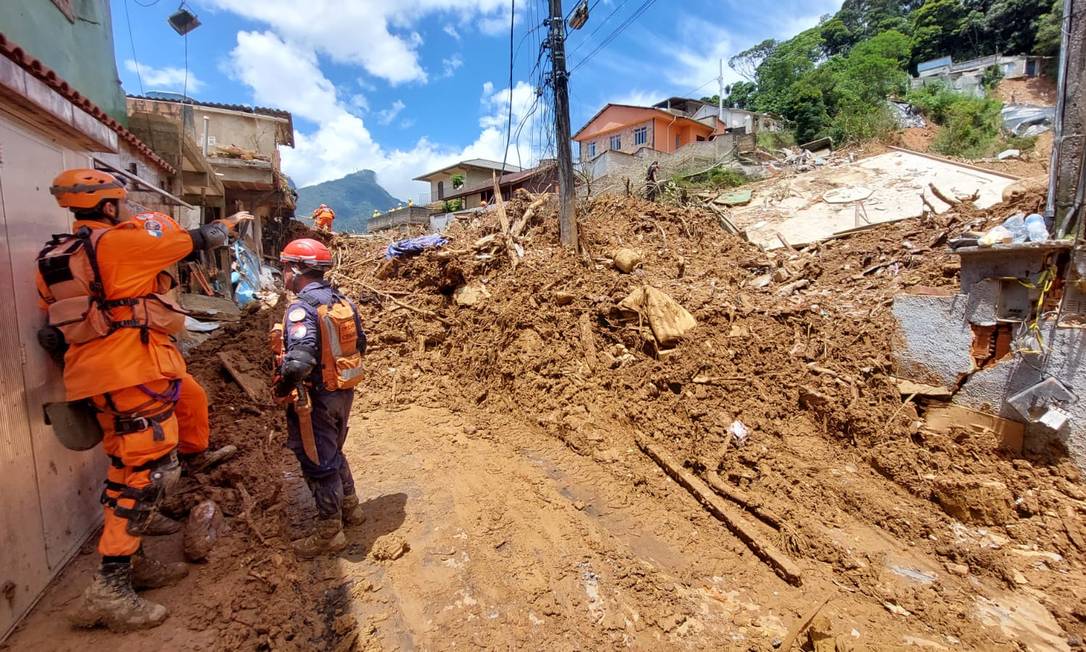 Bombeiros buscam moradores da Chácara Flora que foram soterrados no temporal em Petrópolis Foto: Giovanni Mourão / Agência O Globo