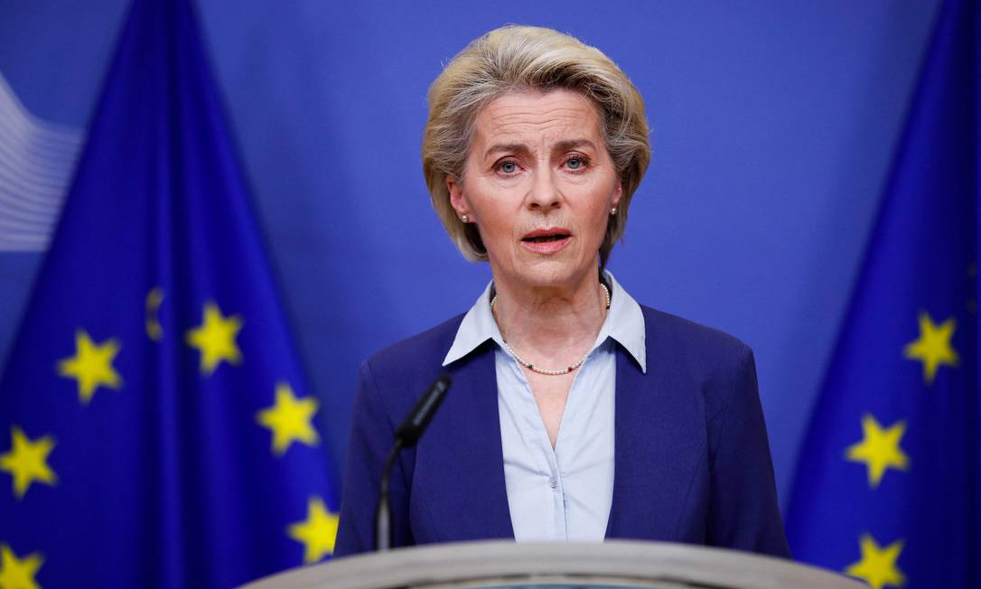 A presidente da Comissão Europeia, Ursula von der Leyen, em entrevista em Paris Foto: JOHANNA GERON / AFP