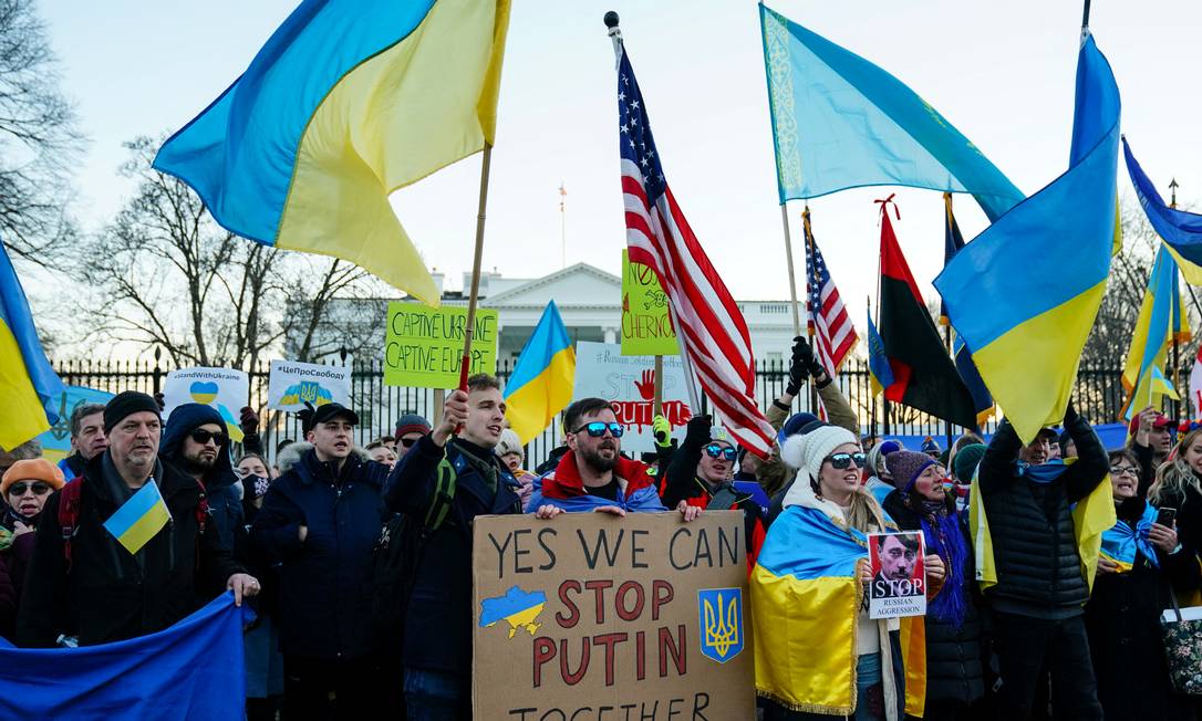 Manifestantes participam de ato de apoio à Ucrânia próximo à Casa Branca, em Washington, nos EUA Foto: SARAH SILBIGER / REUTERS/20-02-2022