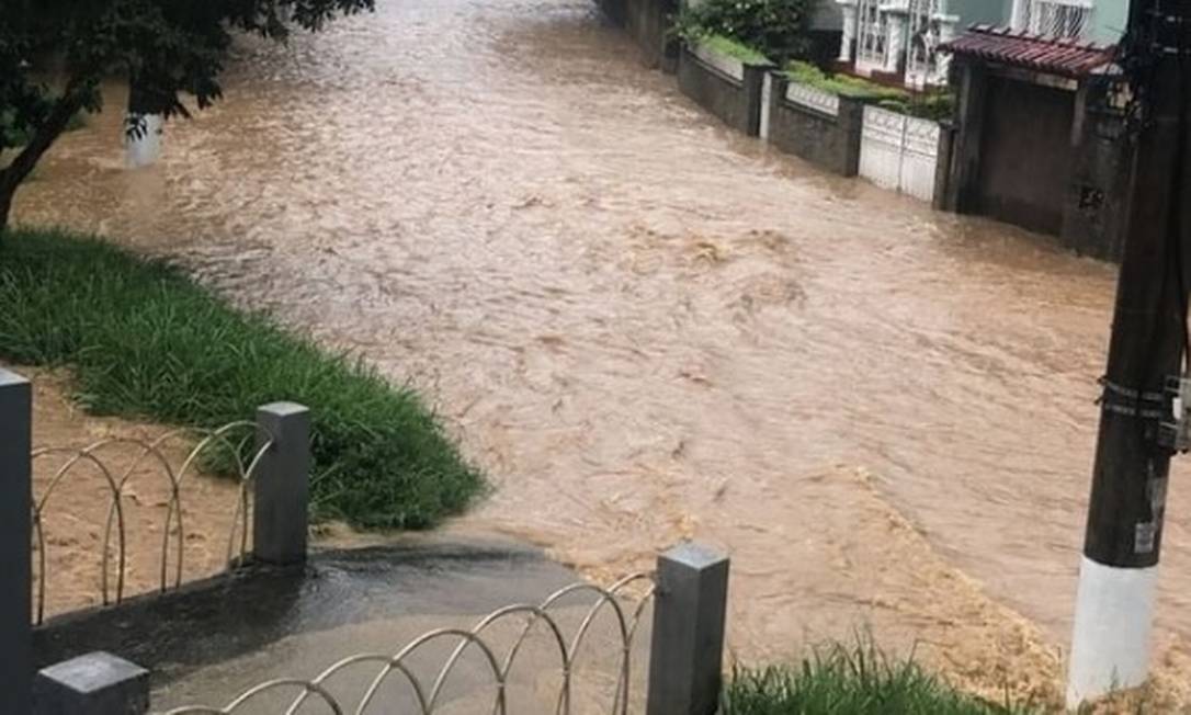 Rua Mosela, no bairro Mosela, ficou inundada com a chuva desta terça-feira, dia 22 Foto: Reprodução/redes sociais