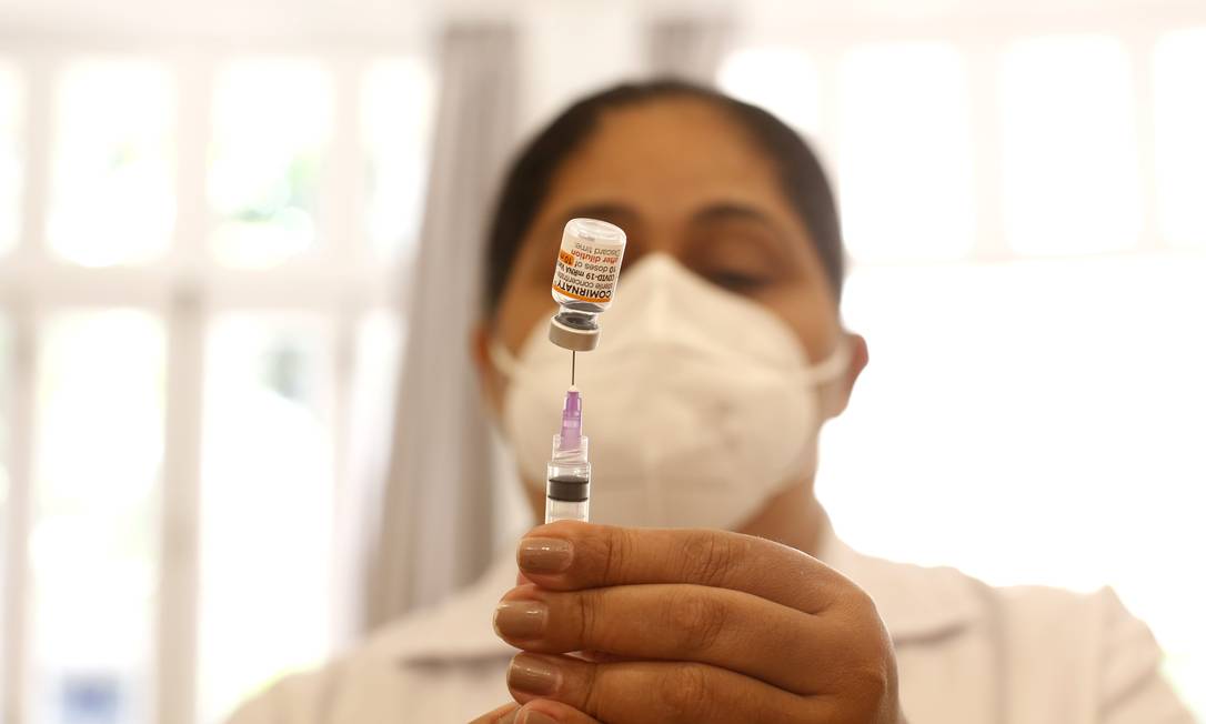 Profissional de saúde prepara dose infantil de vacina contra a Covid-19 Foto: Fabio Rossi / Agência O Globo/21-02-2022