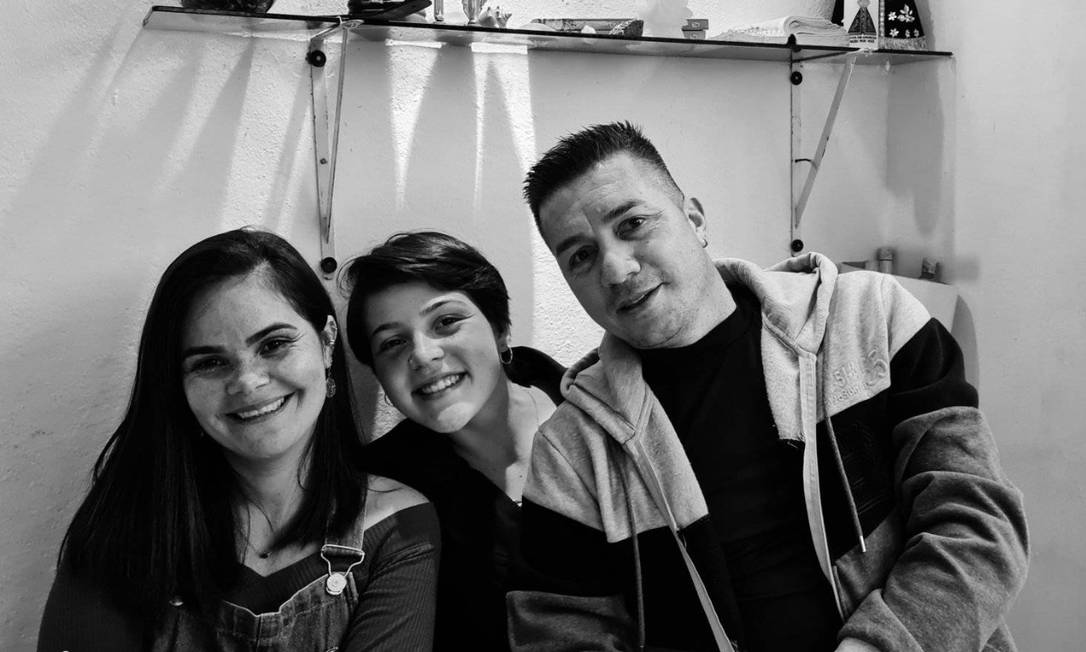 A jovem Júlia com os pais, Jaqueline e Leandro Foto: Reprodução Redes Sociais 