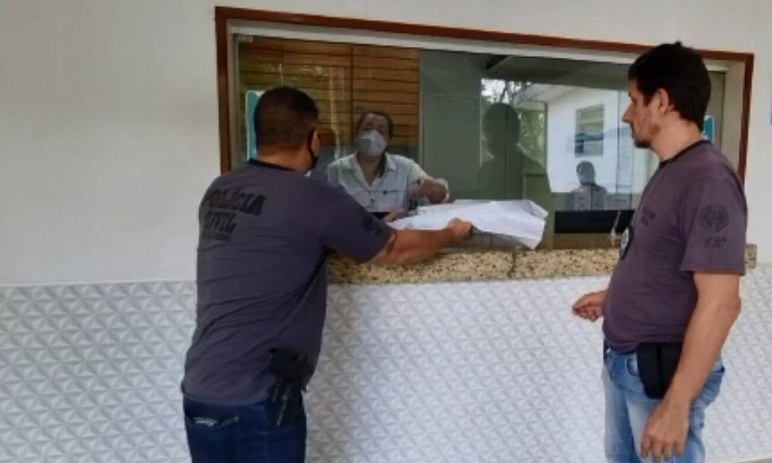 Policiais da DDPA buscam exame de imagem de vítima em clínica radiológica Foto: Divulgação