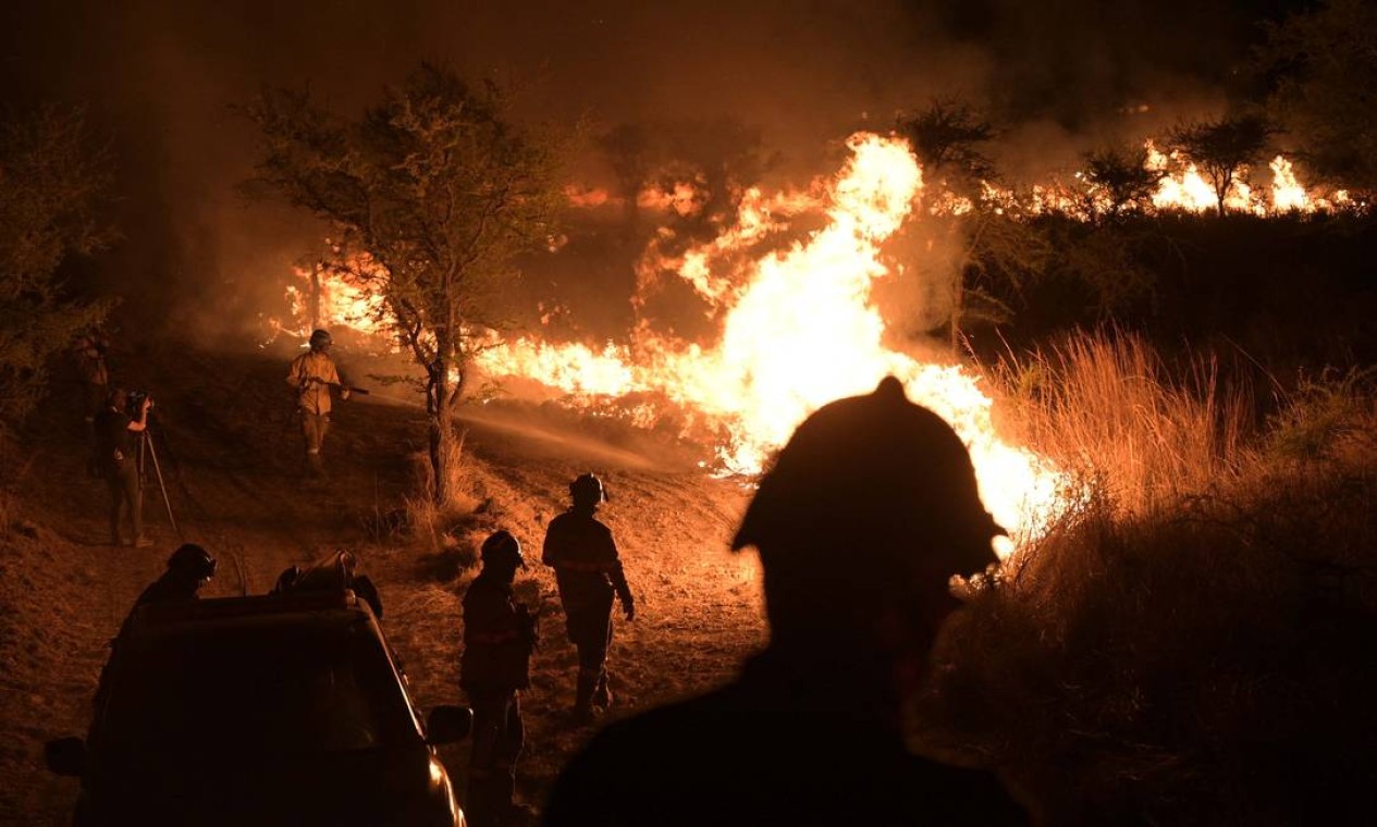 Bombeiros combatem incêndio na floresta nativa de Paraje Uguay, em Corrientes. Quase 800 mil hectares foram consumidos pelas chamas que já destruíram mais de 9% da província argentina Foto: JUAN MABROMATA / AFP