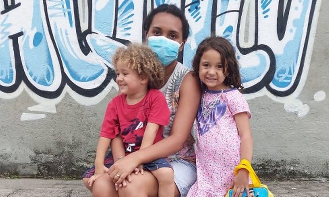 Família de Leonel Tadeu, internado em choque após ajudar outras vítimas da tragédia em Petrópolis Foto: Giovanni Mourão / Agência O Globo