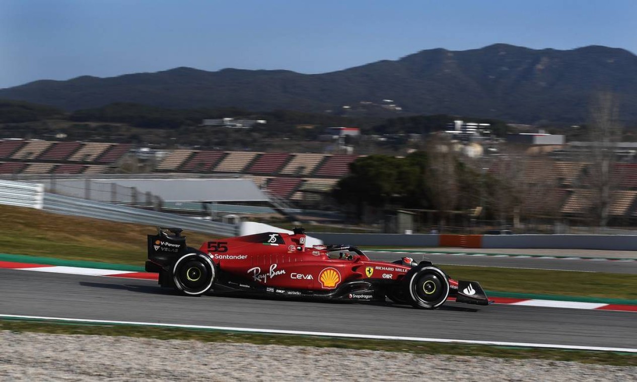 Carlos Sainz estreia o F1-75, o novo carro da Ferrari para 2022 em homenagem aos 75 anos da escuderia Foto: Divulgação/Ferrari