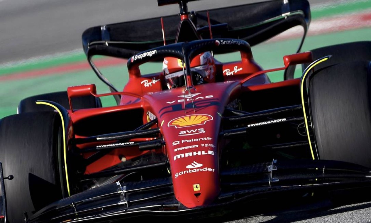 Charles Leclerc na pista de Barcelona com a Ferrari que é uma das apostas da temporada Foto: Divulgação/Ferrari
