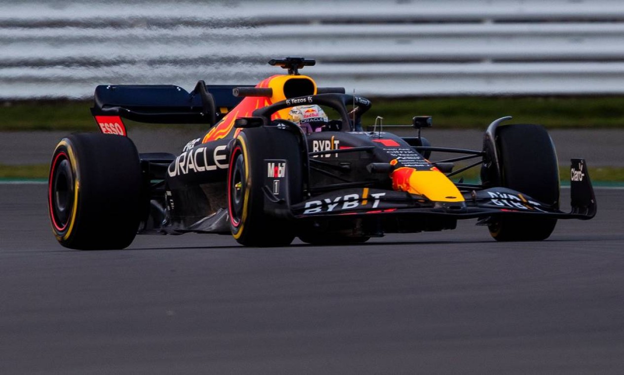 O atual campeão mundial de F1 Max Verstappen dá as primeiras voltas com o RB18 Foto: Divulgação/Red Bull