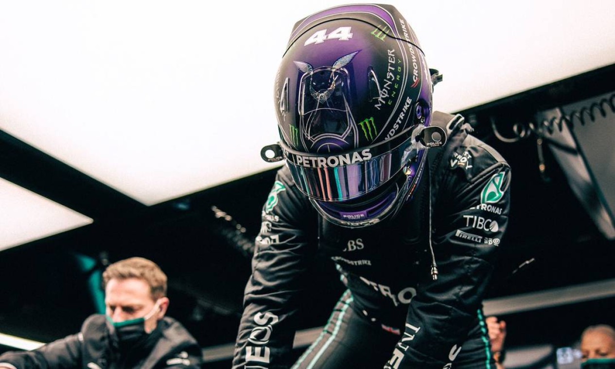 O heptacampeão Lewis Hamilton de volta ao cockpit da Mercedes para os primeiros treinos oficiais do ano Foto: Divulgação/Mercedes