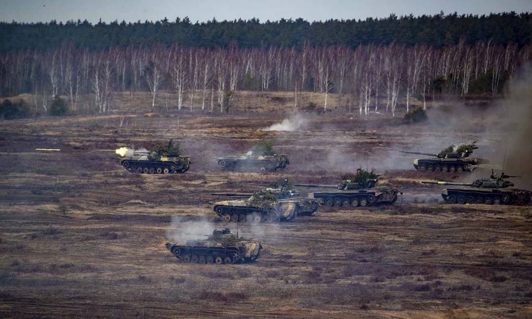 Tanques russos e bielorrussos participam de manobras militares perto de Brest, na Bielorrússia Foto: - / AFP