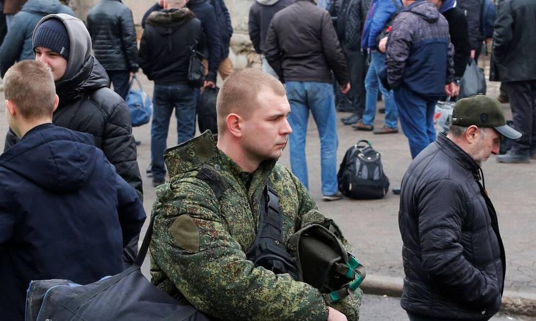 Homens se reúnem em um ponto de mobilização militar na cidade controlada pelos separatistas de Donetsk, na Ucrânia Foto: Alexander Ermochenko / Reuters