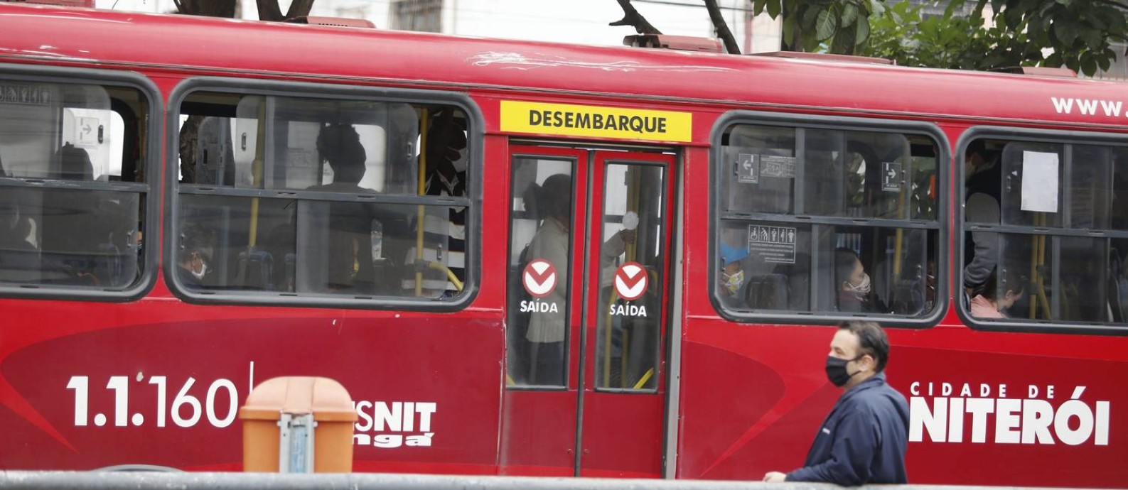 Ônibus em Niterói Foto: Fabiano Rocha / Agência O Globo