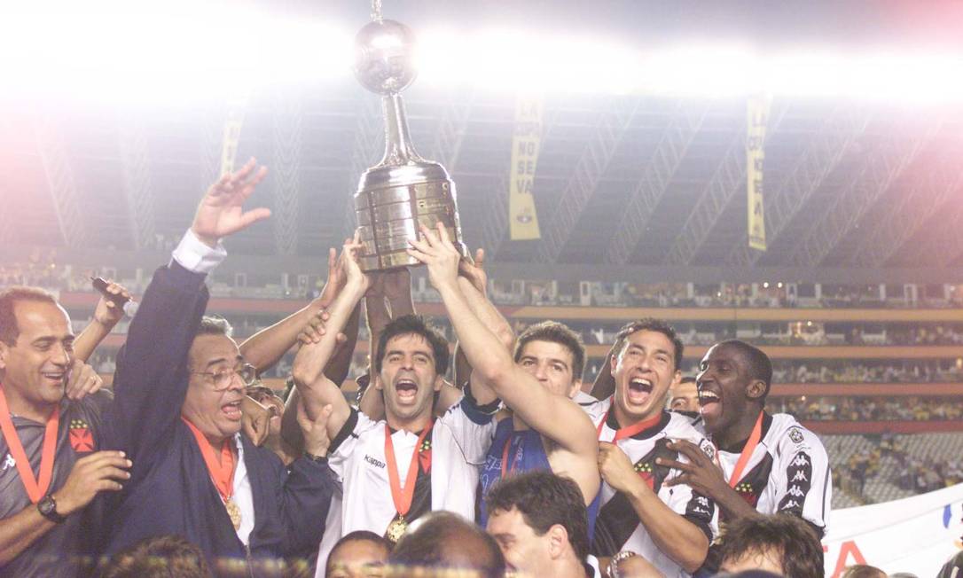 Mauro Galvão levanta a taça de campeão da Libertadores, o título mais importante da história vascaína Foto: Arquivo