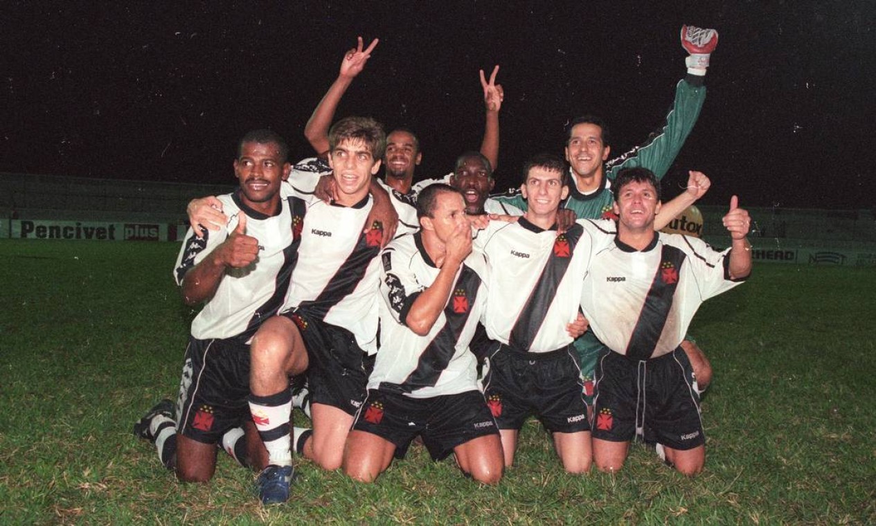 O primeiro título conquistado na era do National Bank foi o Estadual de 1998, com jogadores como Juninho, Ramon e Odvan no elenco Foto: André Arruda / Agência O Globo