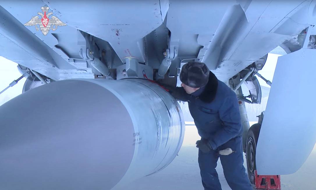 Mecânico russo confere estado de um avião MiG-31 da Força Aérea Russa Foto: RUSSIAN DEFENCE MINISTRY / via REUTERS/19-02-2022