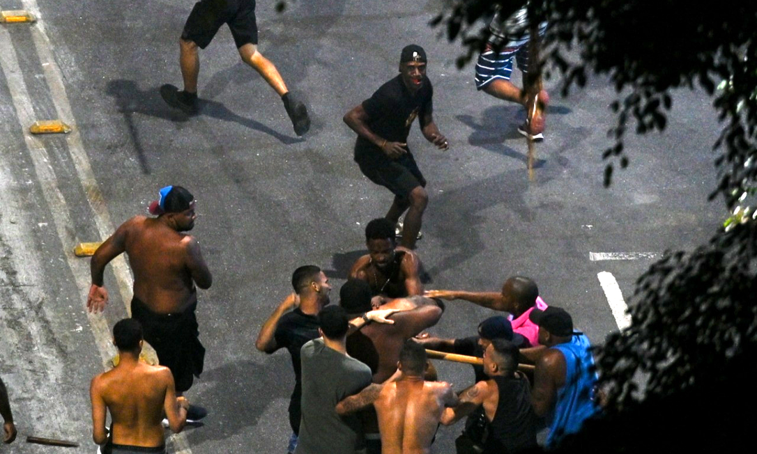 Briga de torcedores na Rua Paulo VI, na noite desta quarta-feira Foto: Andre Borges / Agência O Globo