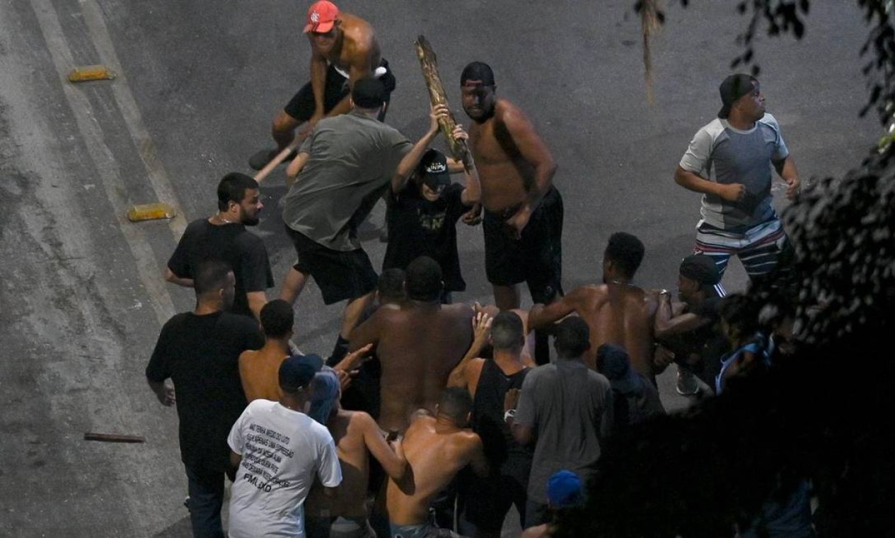Briga entre torcedores de Flamengo e Botafogo na Zona Sul deixa feridos na noite de 23 de fevereiro de 2022 Foto: Andre Borges / Andre Borges