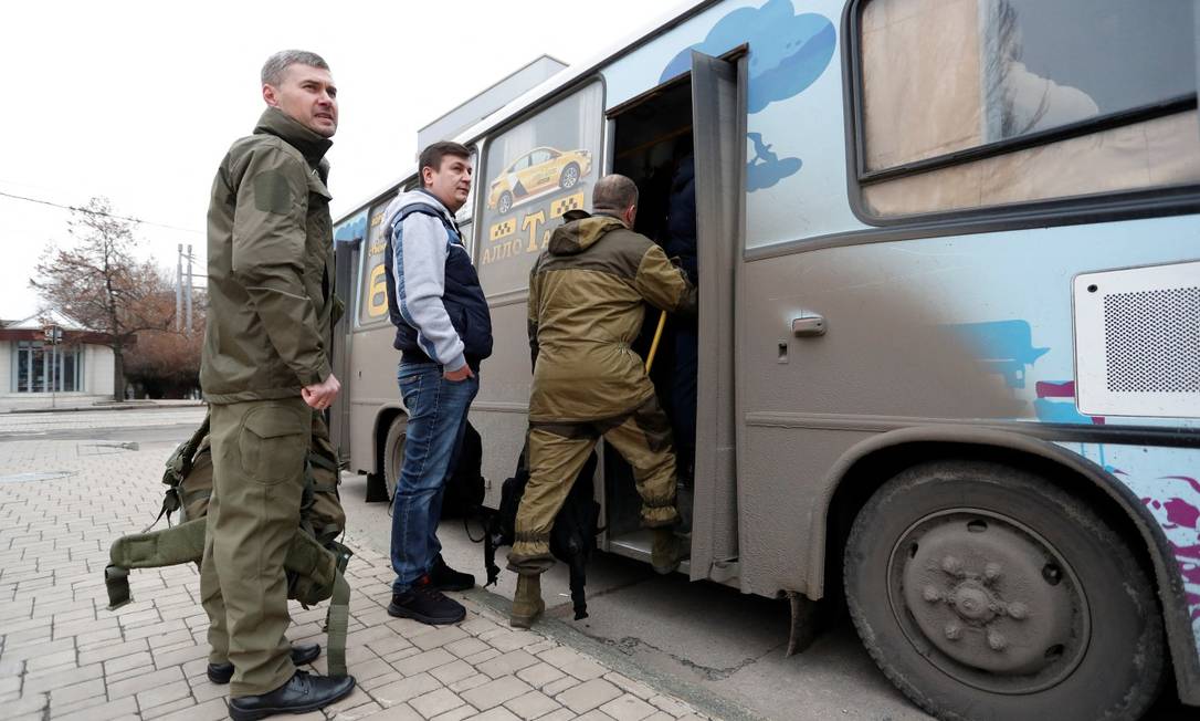 Homens mobilizados para o serviço militar embarcam em ônibus em Donetsk Foto: ALEXANDER ERMOCHENKO / REUTERS