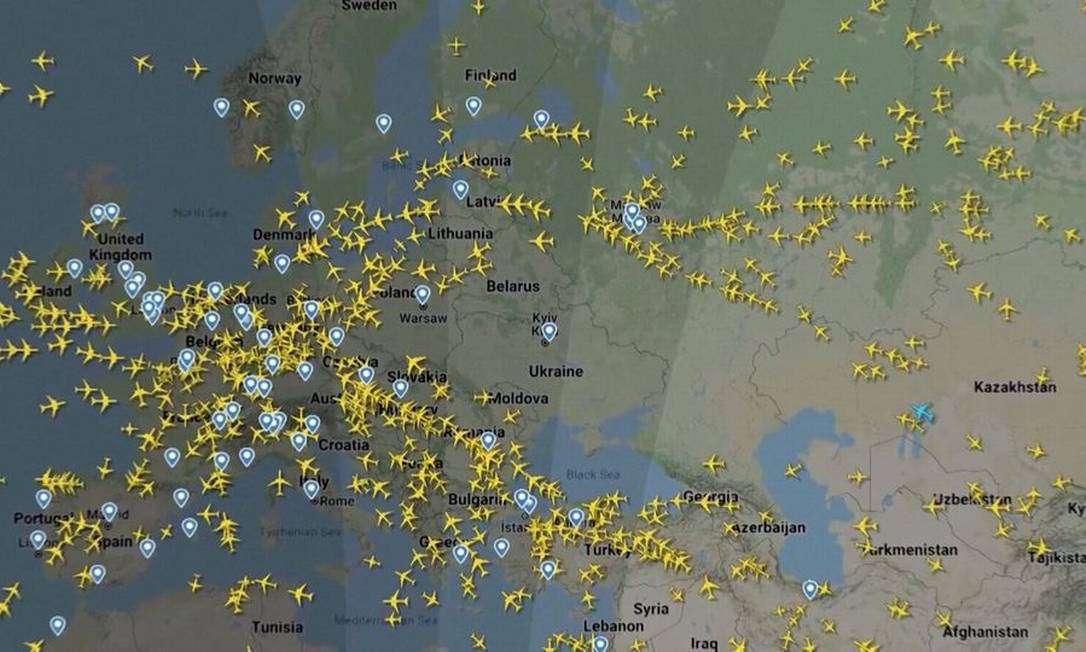 Site de rastreamento de voos FlightRadar24 mostra aeronaves desviando pela Ucrânia, em 24 de fevereiro de 2022 Foto: FLIGHTRADAR24.COM/via Reuters TV/Divulgação via REUTERS