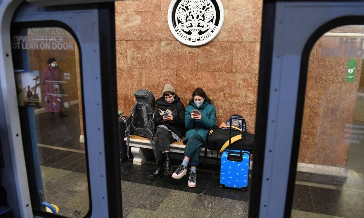 Mulheres se abrigam em uma estação de metrô em Kiev. Sirenes de ataque aéreo soaram no centro da capital hoje, quando cidades da Ucrânia foram atingidas por ataques de mísseis e artilharia russos Foto: DANIEL LEAL / AFP