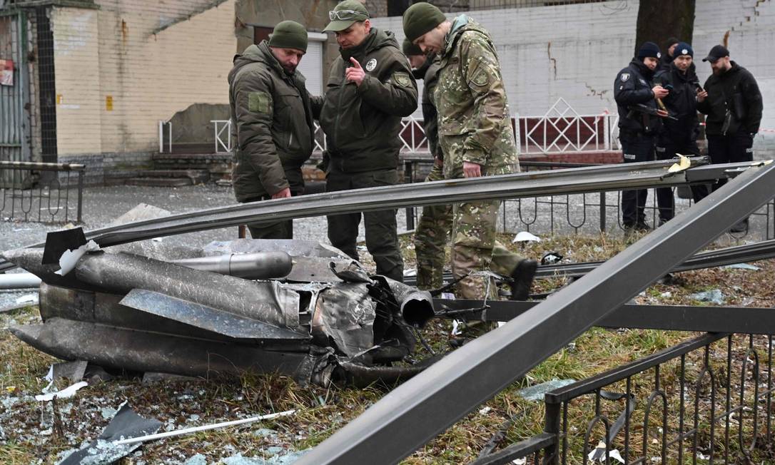 Polícia inspeciona restos de um projétil lançado em uma rua em Kiev Foto: SERGEI SUPINSKY / AFP
