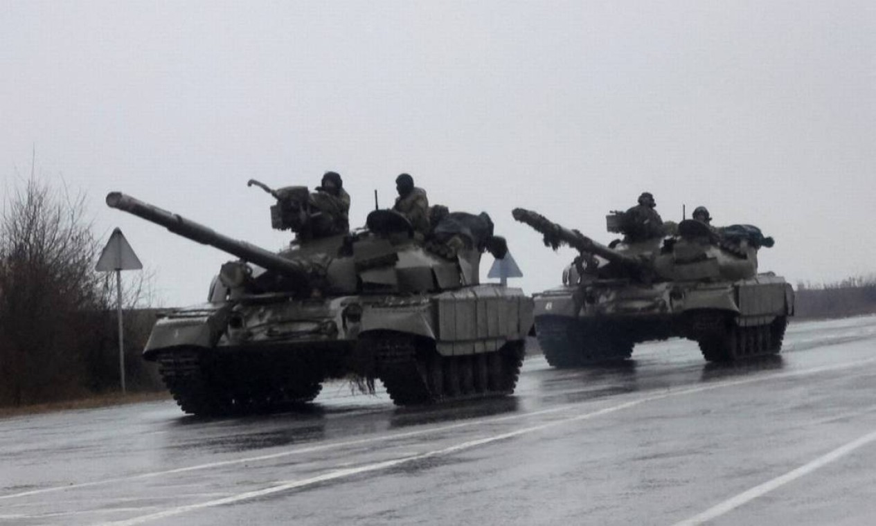 Tanques ucranianos entram na cidade após o presidente russo Vladimir Putin autorizar uma operação militar no leste da Ucrânia, em Mariupol Foto: CARLOS BARRIA / REUTERS
