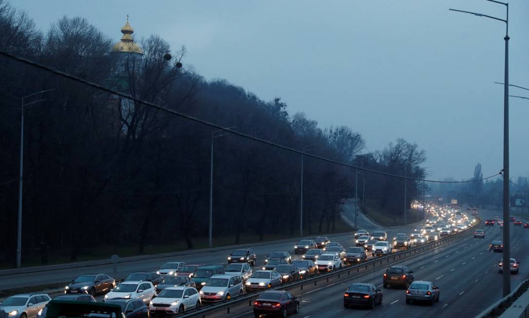 Fuga em massa. Carros dirigem-se para a saída de Kiev após Rússia iniciar bombardeios à capital Foto: VALENTYN OGIRENKO / REUTERS