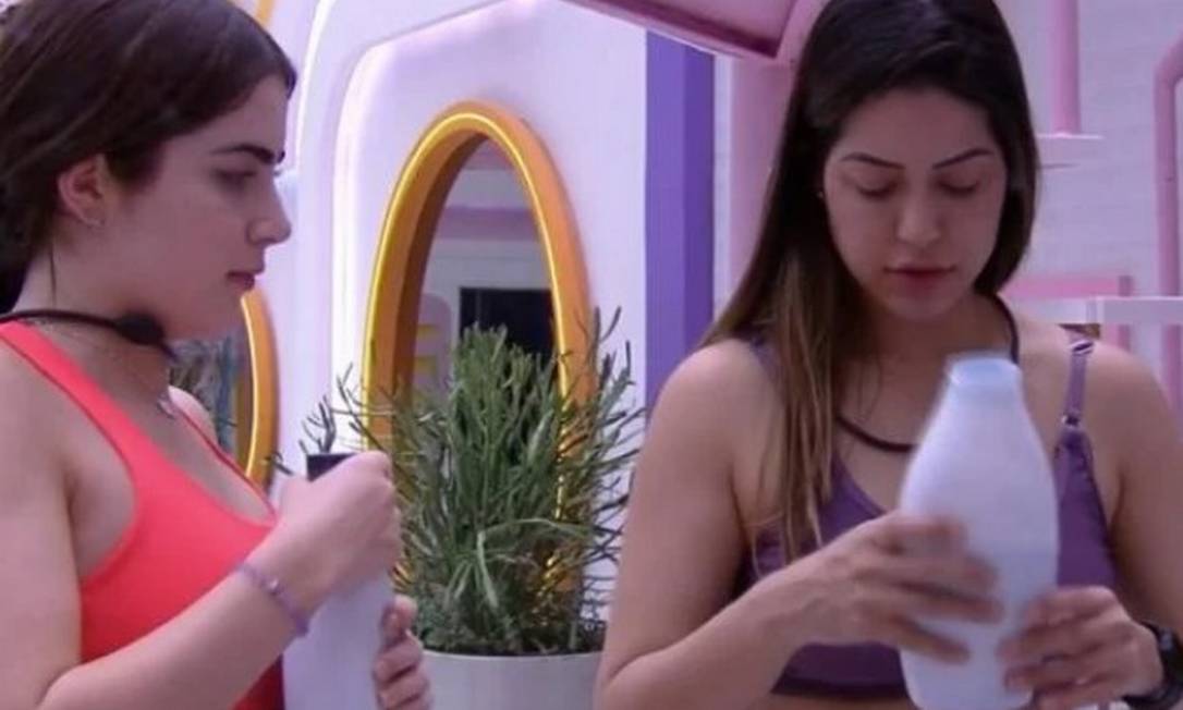 Laís ensina Jade Picon a usar a máquina de lavar Foto: TV Globo / Reprodução