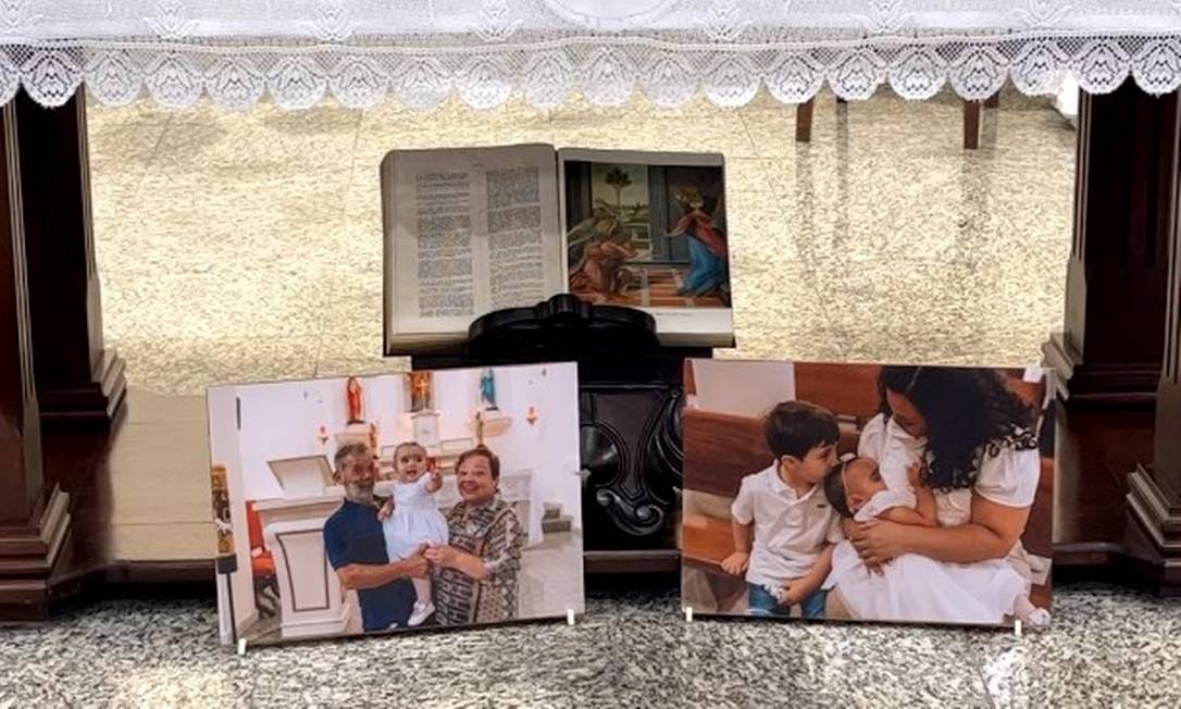 Fotos da família do professor Alessandro Garcia, morto na tragédia das chuvas de Petrópolis, ficaram expostas sob o altar durante missa de sétimo dia Foto: Reprodução