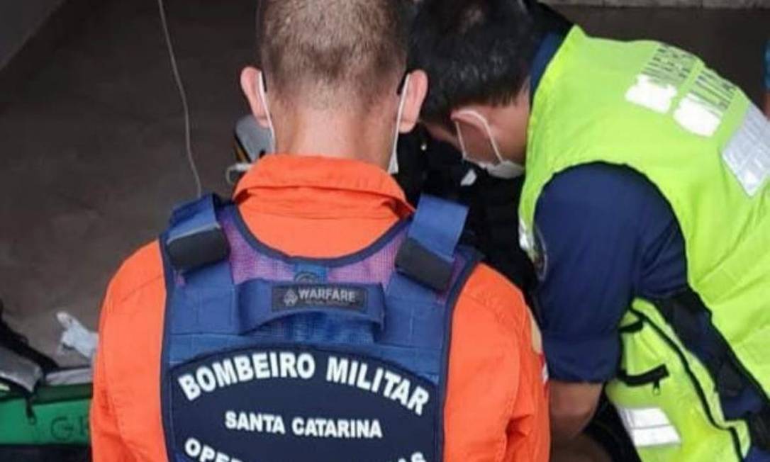 Os socorristas tentando reanimar o rapaz Foto: Corpo de Bombeiros / Divulgação