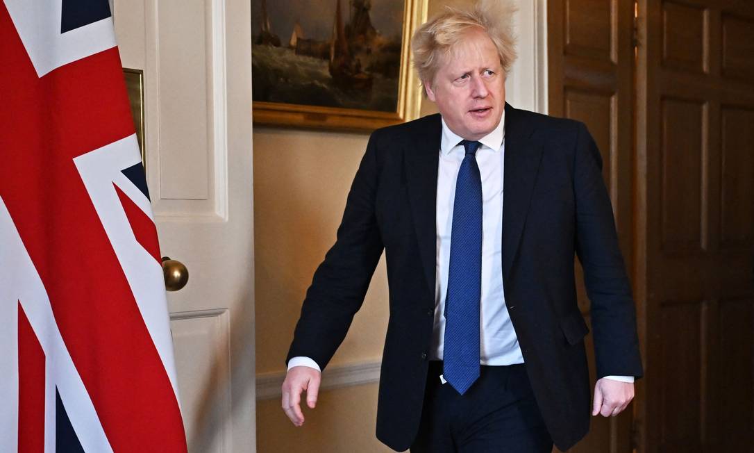O premier britânico Boris Johnson, antes de fazer discurso televisionado pedindo sanções coordenadas contra a Rússia após invasão Foto: JEFF J MITCHELL / AFP