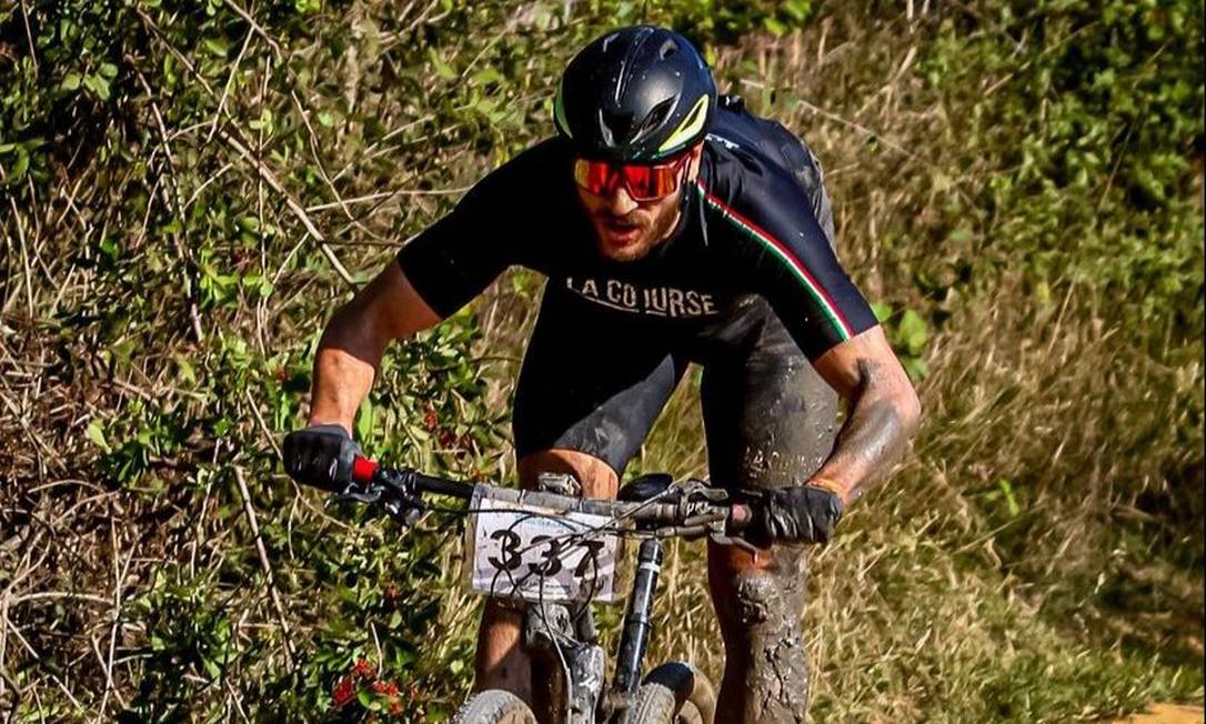 Rodrigo Hilbert em circuito de ciclismo de montanha Foto: Reprodução