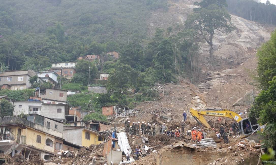 Bombeiros buscam desaparecidos em área de deslizamento em Petrópolis Foto: Roberto Moreyra / Agência O Globo