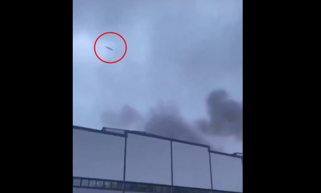 Vídeo registra o momento em que um míssil atinge o aeroporto de Ivano-Frankivsk, na Ucrânia Foto: Reprodução