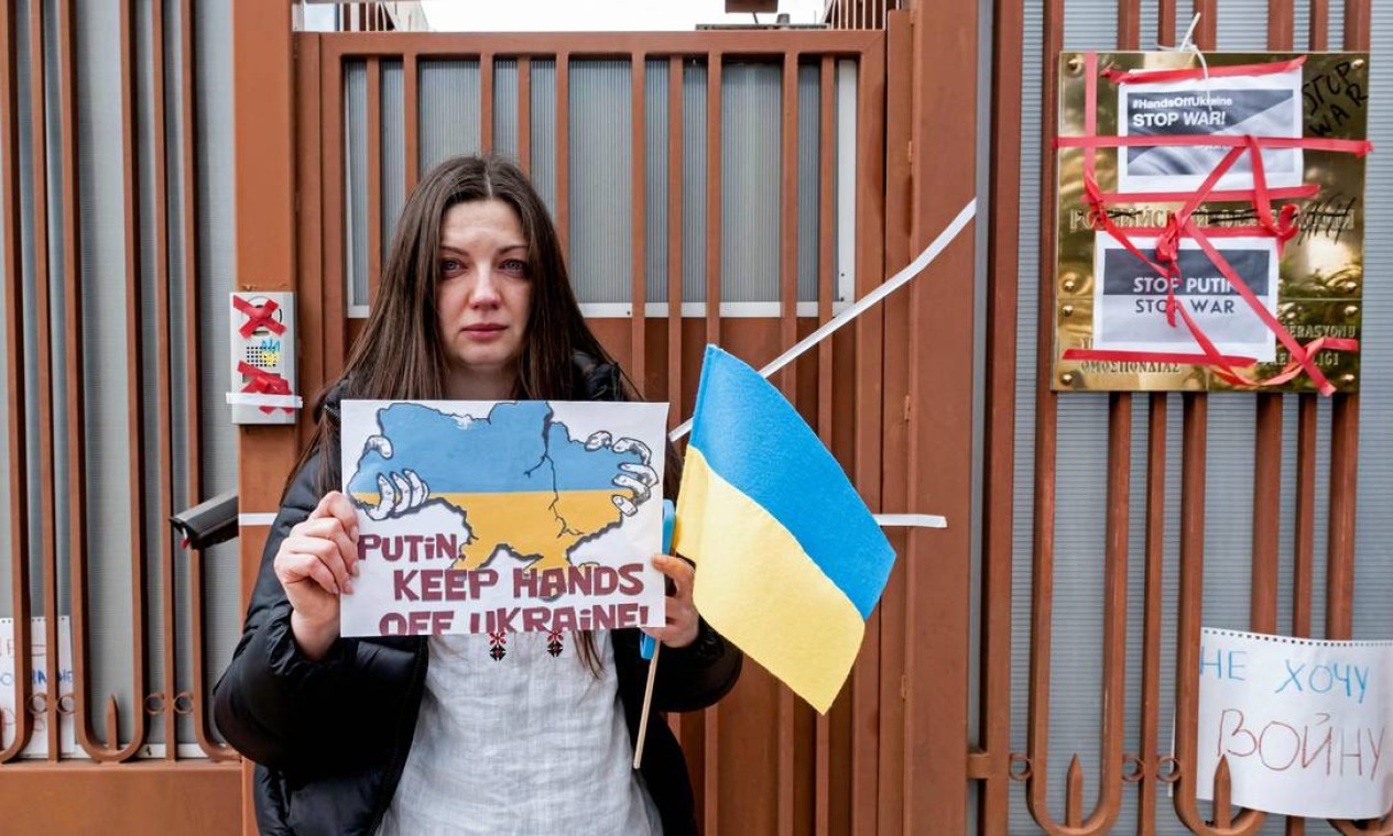 Uma mulher ucraniana protesta, na embaixada russa em Nicósia, capital do Chipre, contra a invasão da Ucrânia pela Rússia Foto: IAKOVOS HATZISTAVROU / AFP
