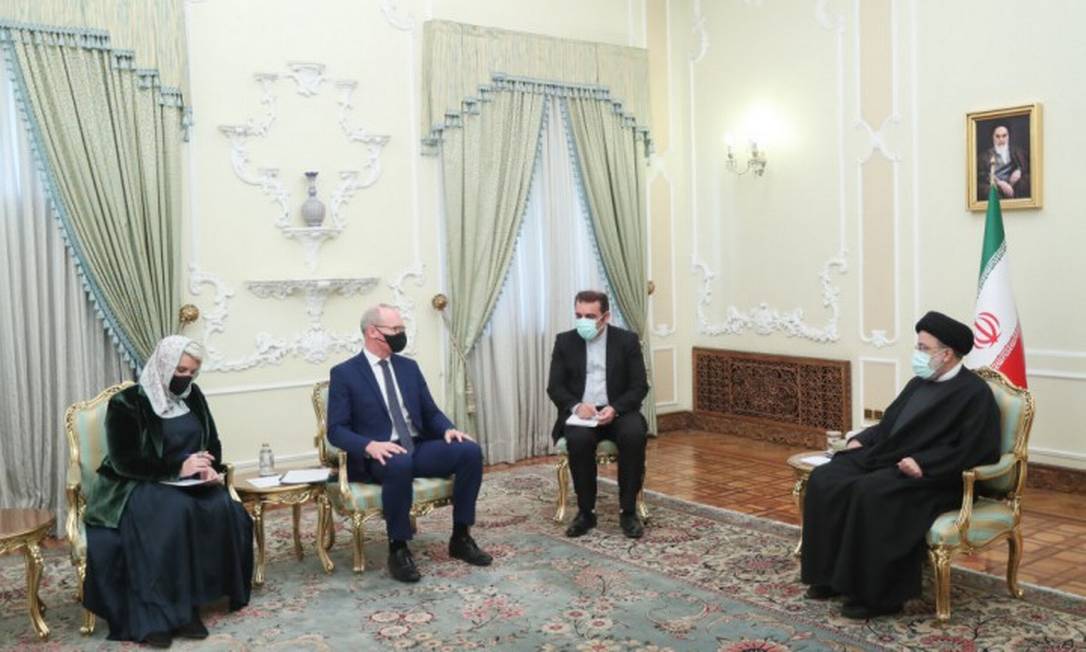 O presidente iraniano Ebrahim Raisi em encontro com o ministro irlandês de Relações Exteriores e Defesa, Simon Coveney, no Teerã, em 14 de fevereiro de 2022 Foto: - / AFP