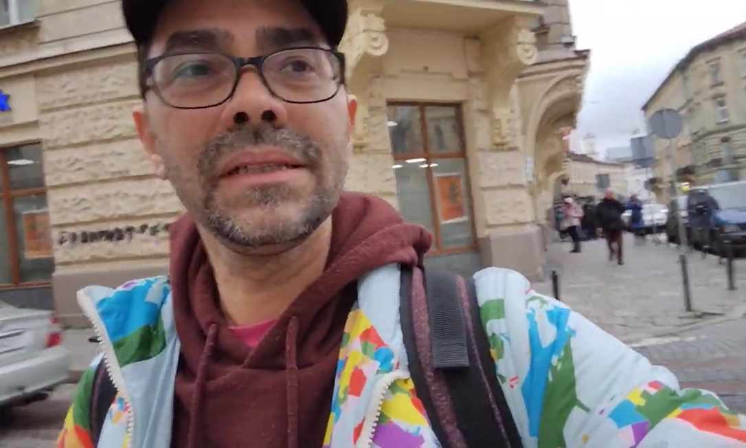 Rafael de Sousa Pinto vive em Lviv, Ucrânia e usou o canal dele no YouTube para compartilhar relato sobre invasão russa Foto: Reproduçlão/YouTube