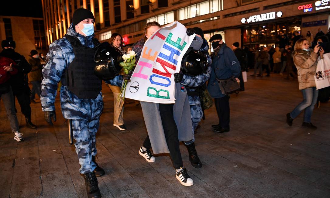 Polícia prende mulher durante protesto contra a guerra em Moscou Foto: KIRILL KUDRYAVTSEV / AFP