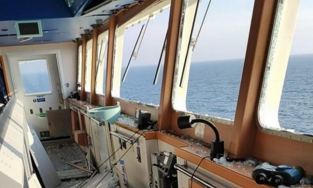 Navio turco atingido por bomba na Ucrânia ficou com janelas quebradas Foto: Reprodução/Redes sociais