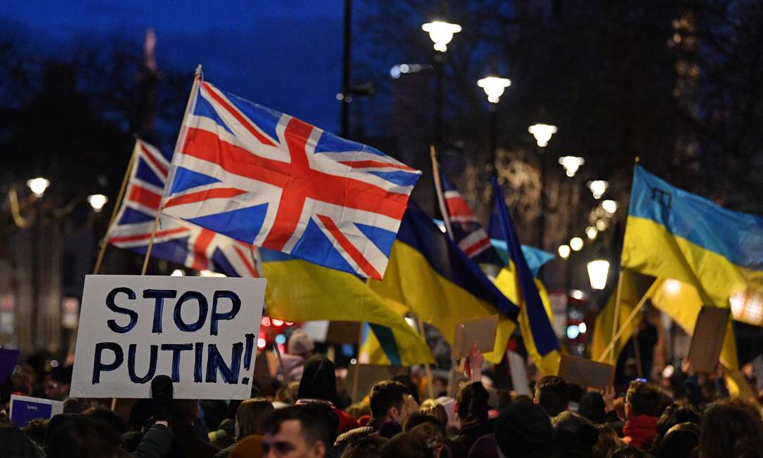 Manifestantes se reúnem em Londres em protesto contra o ataque russo à Ucrânia Foto: JUSTIN TALLIS / AFP