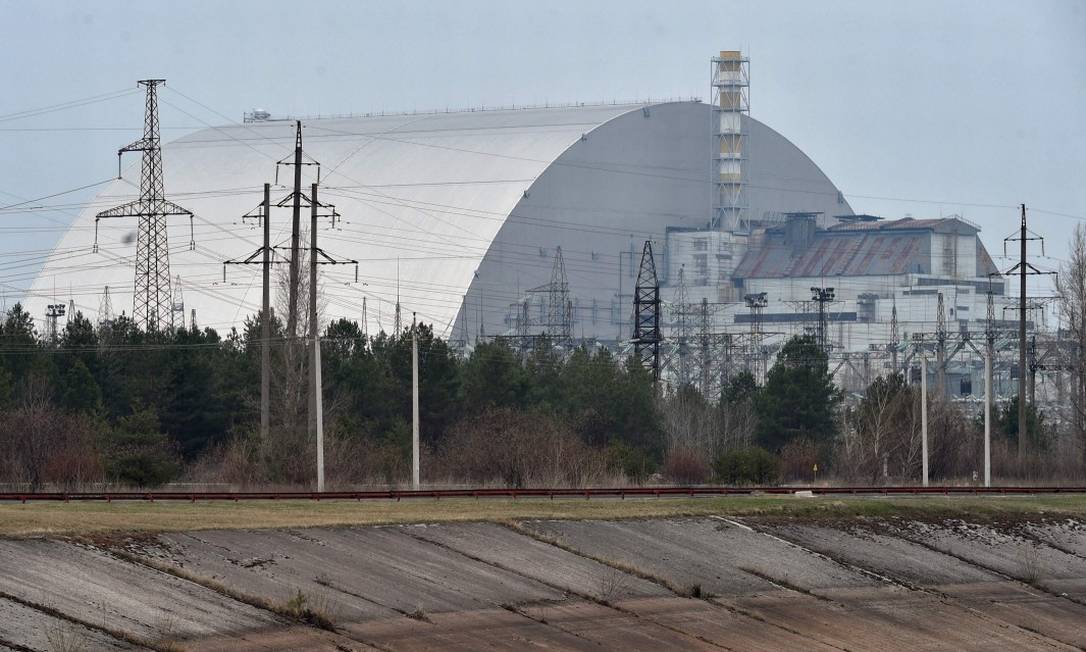 Foto mostra a gigantesca cúpula protetora construída sobre o sarcófago que cobre o quarto reator destruído da Usina Nuclear de Chernobyl, na Ucrânia Foto: SERGEI SUPINSKY / AFP/13-04-2021
